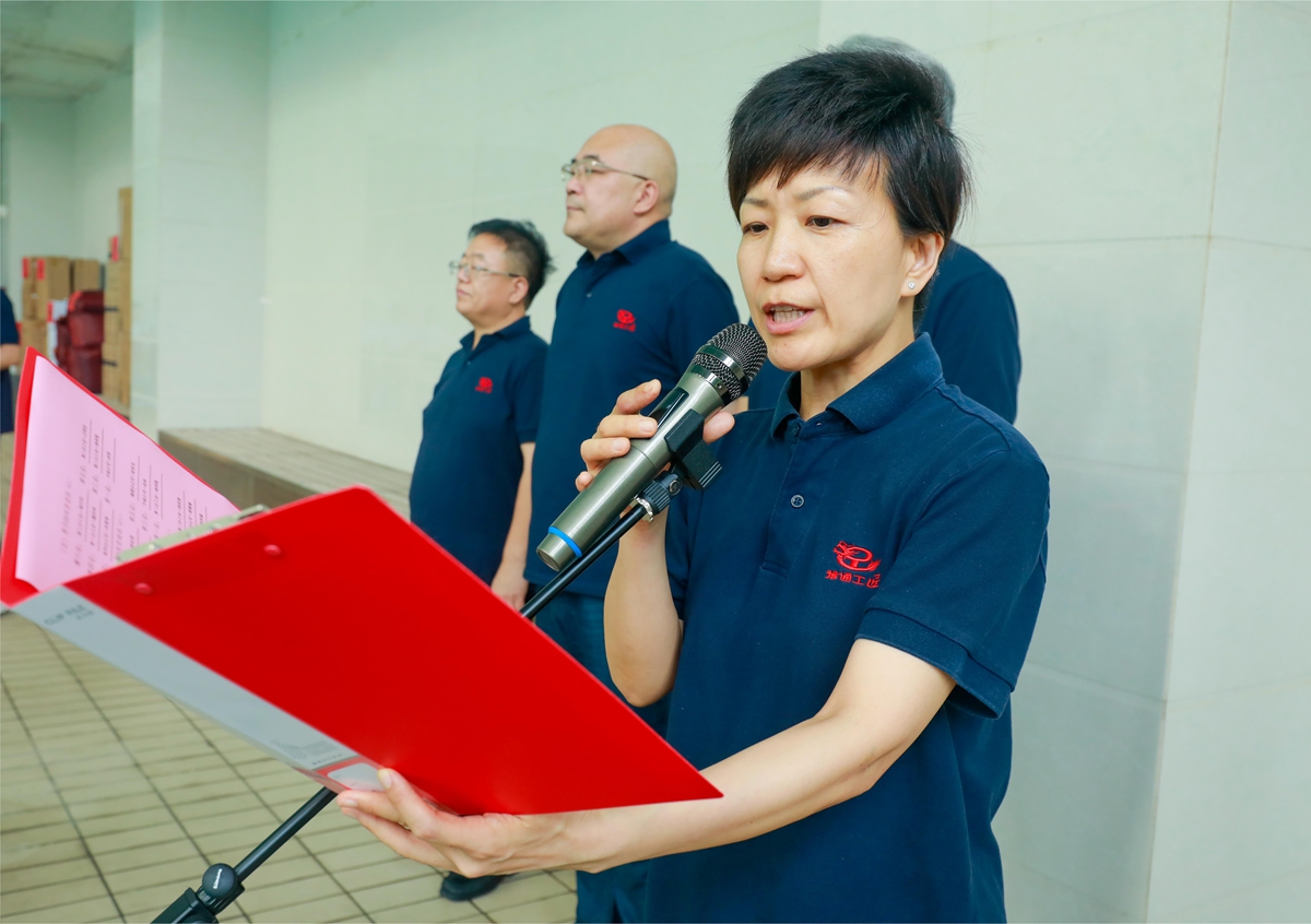 02-公司工會主席、副總經(jīng)理時群英宣讀比賽成績1.JPG