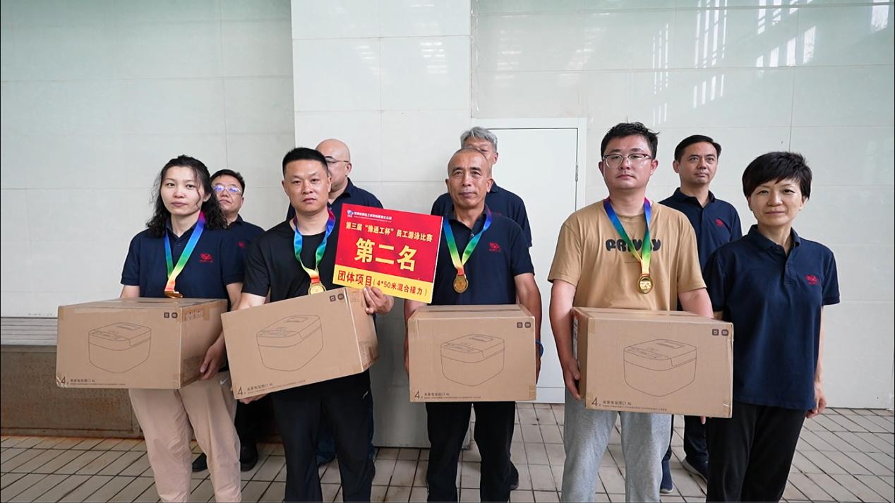 08公司工會主席、副總經(jīng)理時群英為榮獲450米接力項目第二名的：第十三分工會（焦作分公司）頒獎表彰.jpg